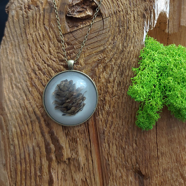 Wisiorek z szyszką większą