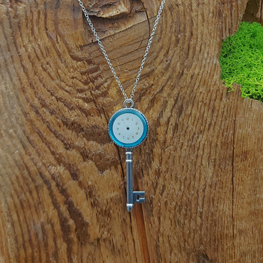 Wisiorek klucz z tarczą zegarka w środku