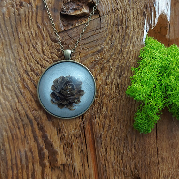 Wisiorek z szyszką mniejszą