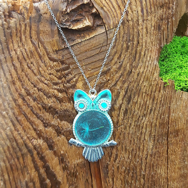 Wisiorek sowa z niebieską żywicą i elementem dmuchawca