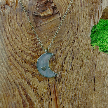 Wisiorek księżyc z małym sercem w środku