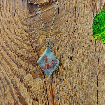 Wisiorek mniejszy romb z wrzosem