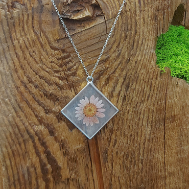 Wisiorek ramka romb w kolorze srebrnym z jasnym różowym kwiatkiem