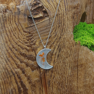 Wisiorek księżyc z większymi pomarańczowymi kwiatkami