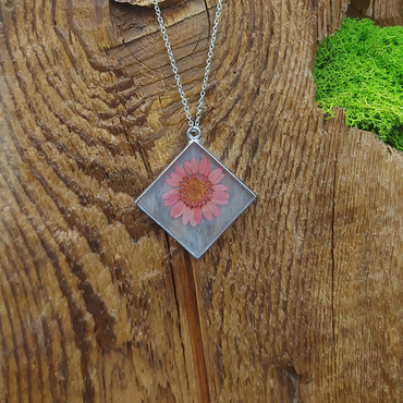 Wisiorek ramka romb w kolorze srebrnym z ciemniejszym różowym kwiatkiem