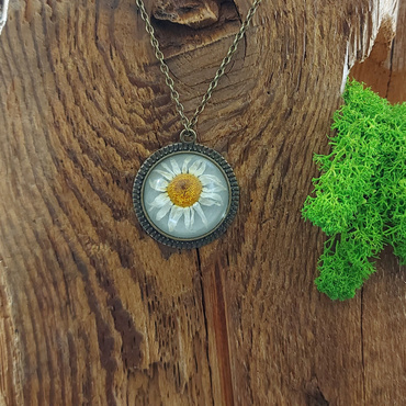 Wisiorek średni ze stokrotką 