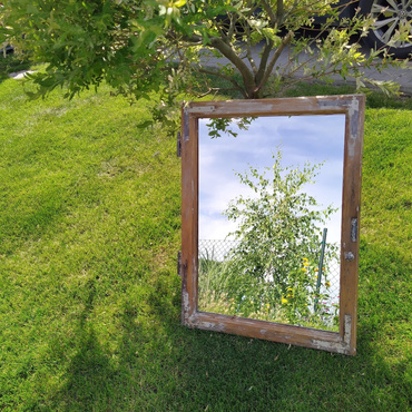 Lustro w ramie okiennej małe